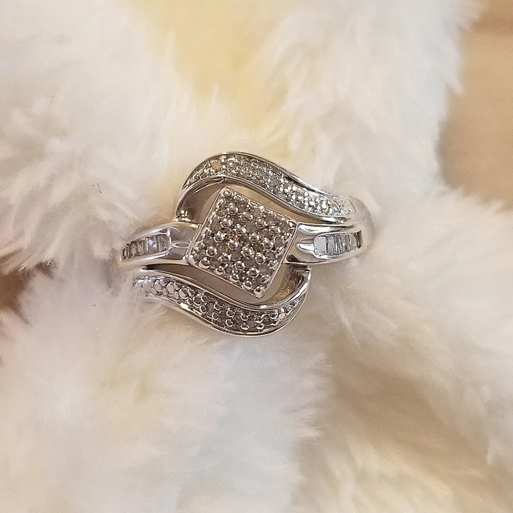 Sterling silver 1/6 cttw genuine diamond fashion ring